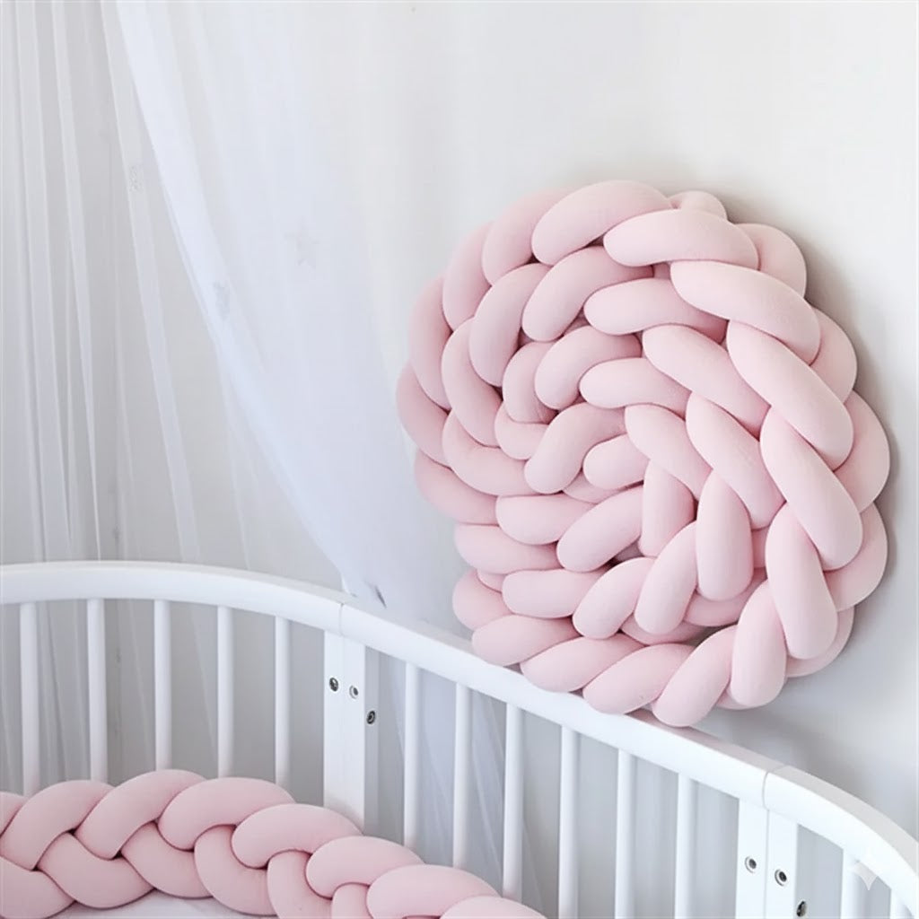 Zaštitni jastuk za dječji krevetić  - Pletenica Roza